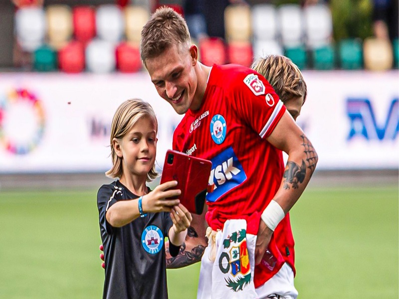 Oliver Sonne rescata el empate para Silkeborg con un gol de ‘chalaca’