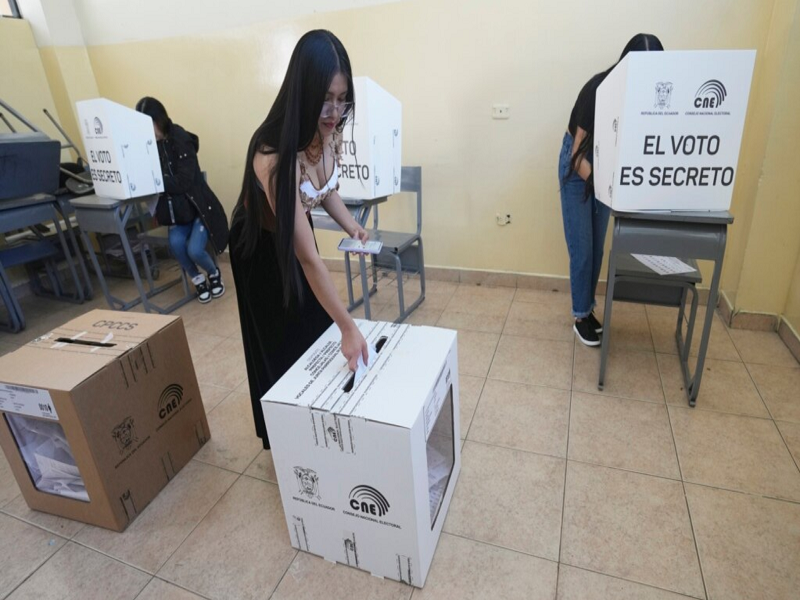 Ecuador votará el 21 de abril el referéndum sobre seguridad, empleo y justicia