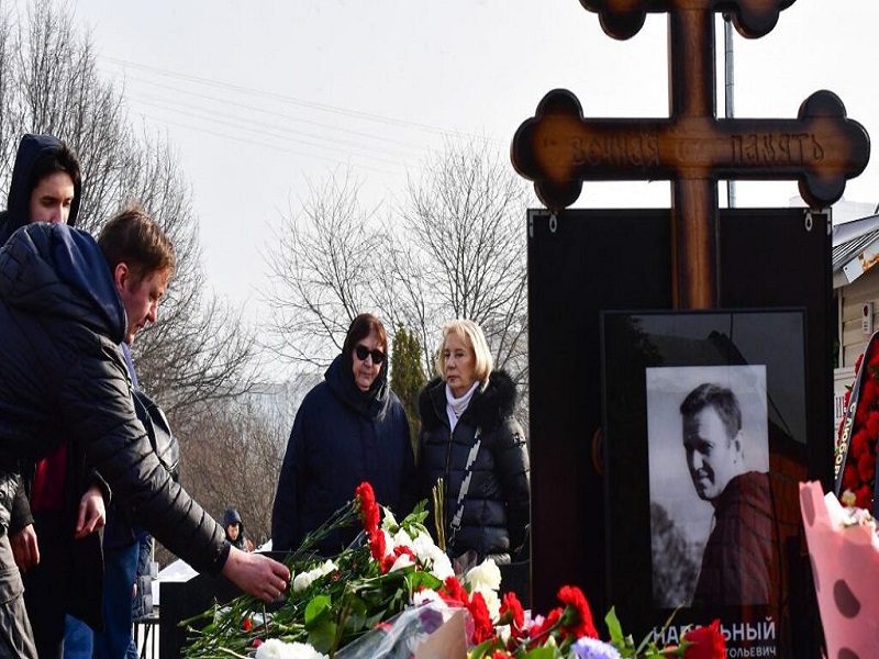 Cientos de rusos siguen depositando flores en la tumba de Alexéi Navalni