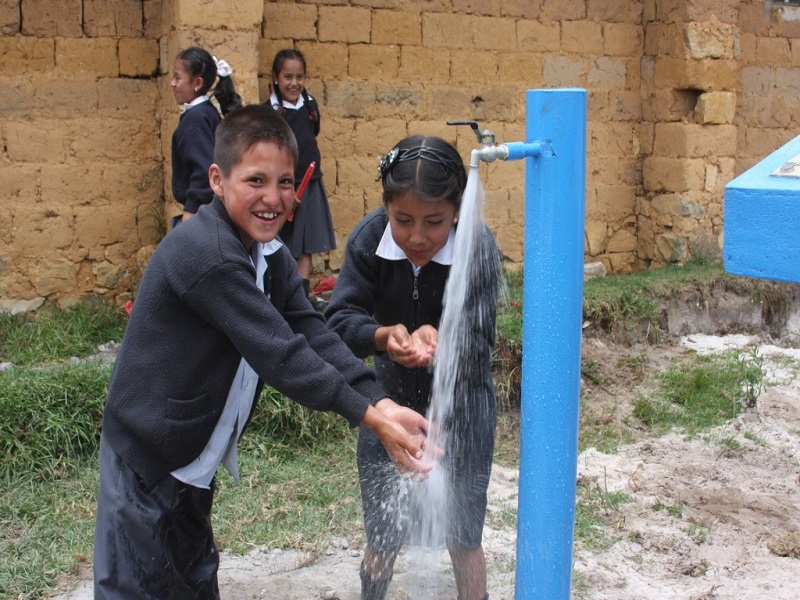 Más de 3 mil colegios públicos presentan deudas por el servicio de agua potable