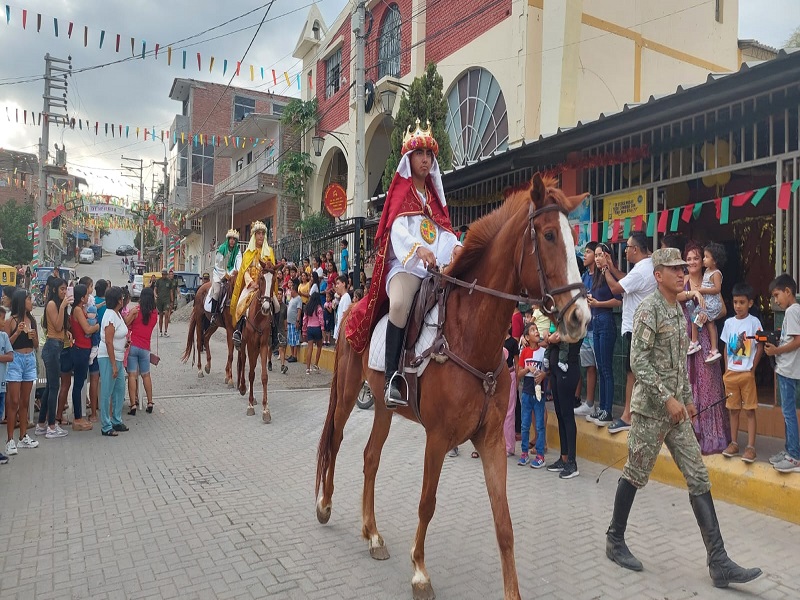 Reyes Magos llegaron a Marcavelica y regalaron magia y amor a la población.