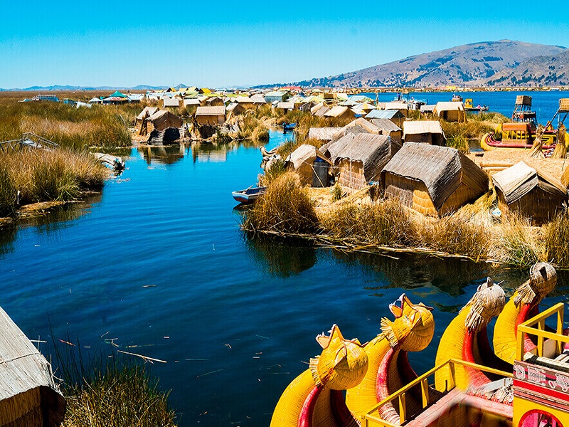 Estreno de «Yana Wara» en las islas flotantes de los Uros