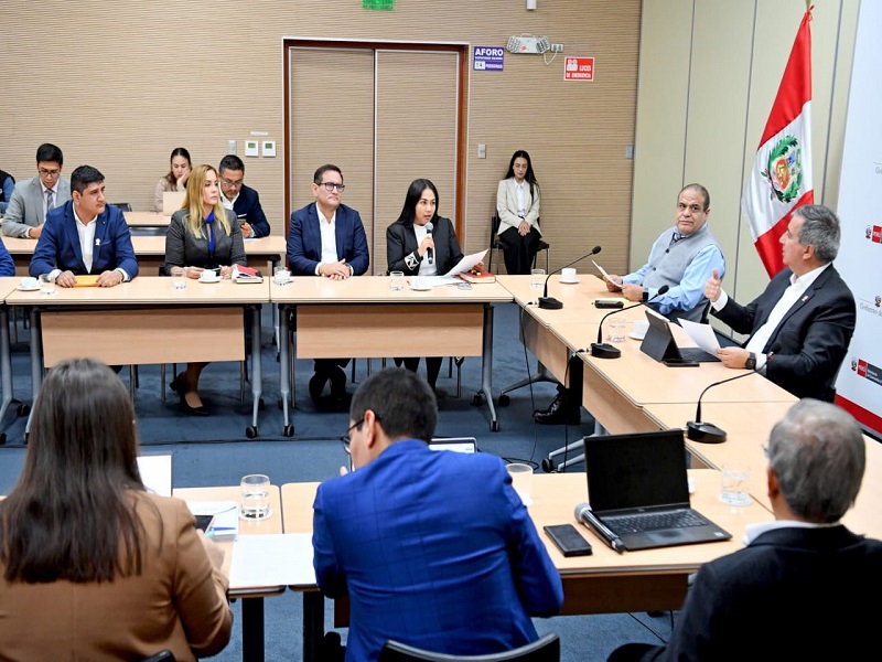 Ministro de Economía se compromete a financiar culminación del colegio Jorge Basadre en Huangalá