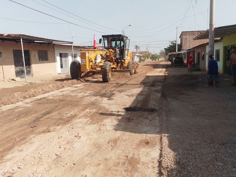 Trabajo de maquinaria municipal en diferentes sectores de Sullana