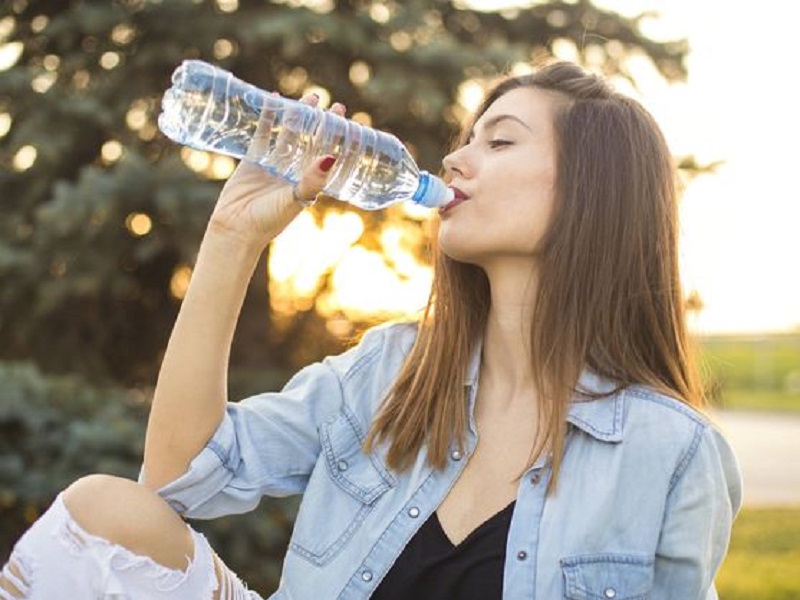 ¿Cuántos vasos de agua hay que tomar por día para reducir el riesgo de un ACV?