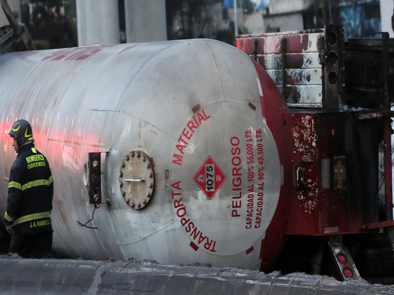 Sube a 20 el número de muertos por explosión de camión de gas en México