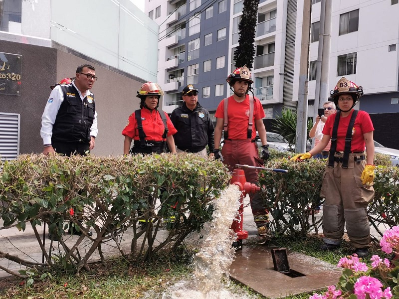 San Miguel: bomberos controlaron incendio al interior de depósito de insumos químicos