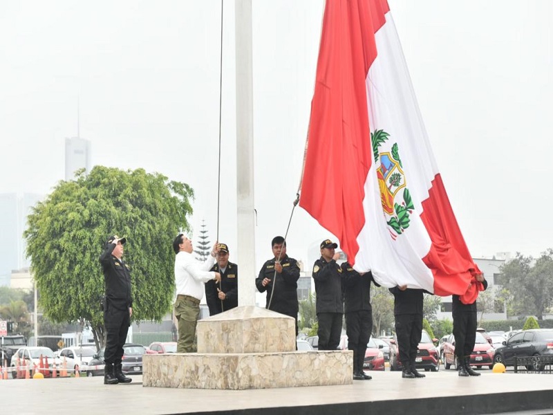 TODOS LOS LUNES:  Ministro del Interior lidera izamiento del Pabellón Nacional en sede del Mininter