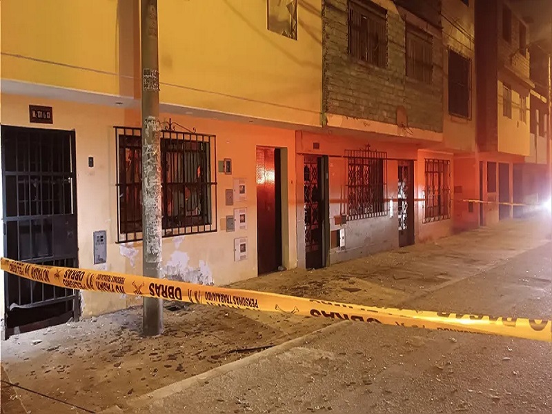 Delincuentes detonaron un potente explosivo en la puerta de una casa