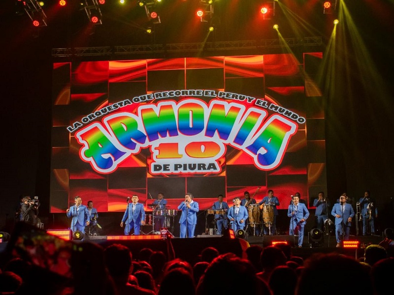¡EL RECHAZO DEL AÑO! Mujer no acepta casarse en pleno concierto de Armonía 10