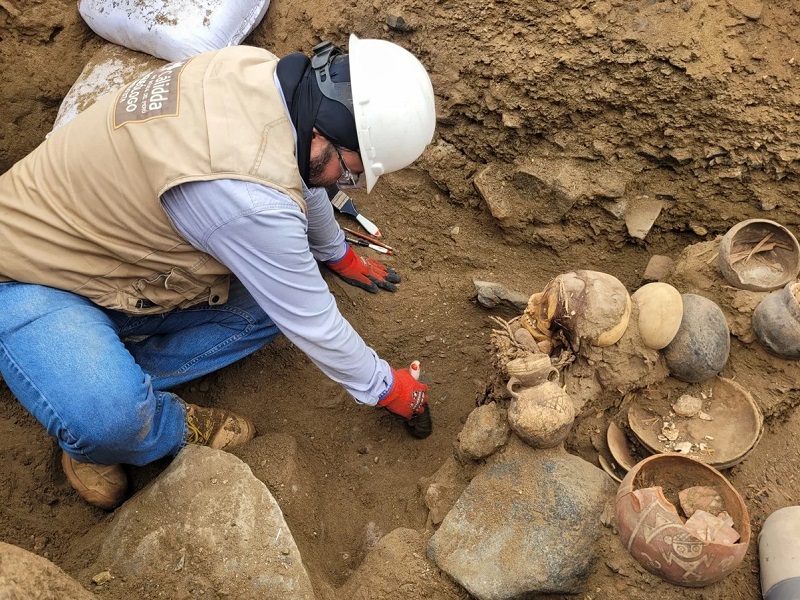 Hallan momia de más de mil años de antigüedad durante instalación de gas