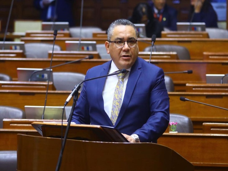 Exministro Juan José Santiváñez no podrá salir del país por 18 meses