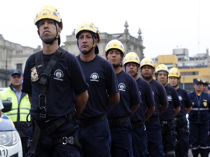 Gobierno autoriza uso de pistolas eléctricas y cámaras corporales para serenos en todo el país