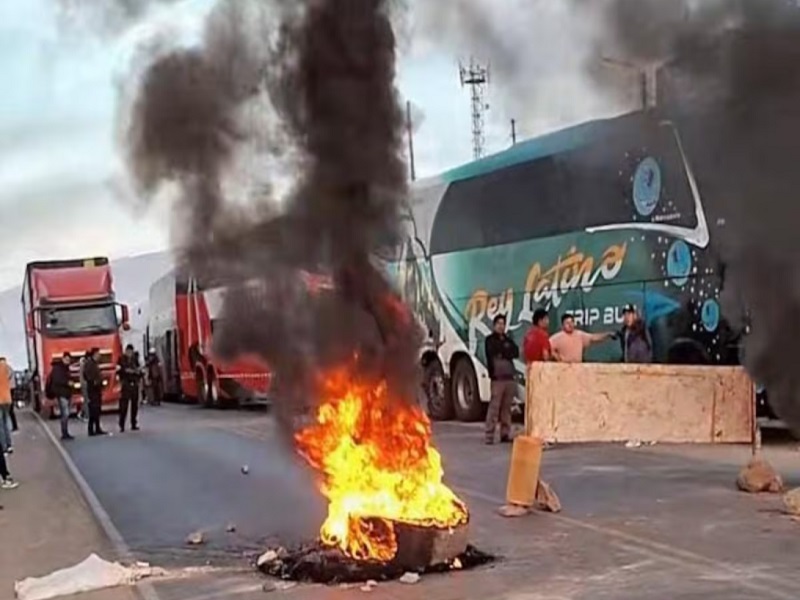MINEROS ILEGALES bloquean la Panamericana Sur y dejan más de 200 vehículos varados