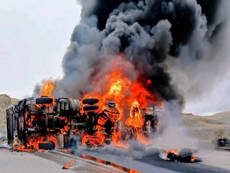Cusco: Camión cisterna con combustible se incendia tras volcarse en la vía Espinar–Sicuani 