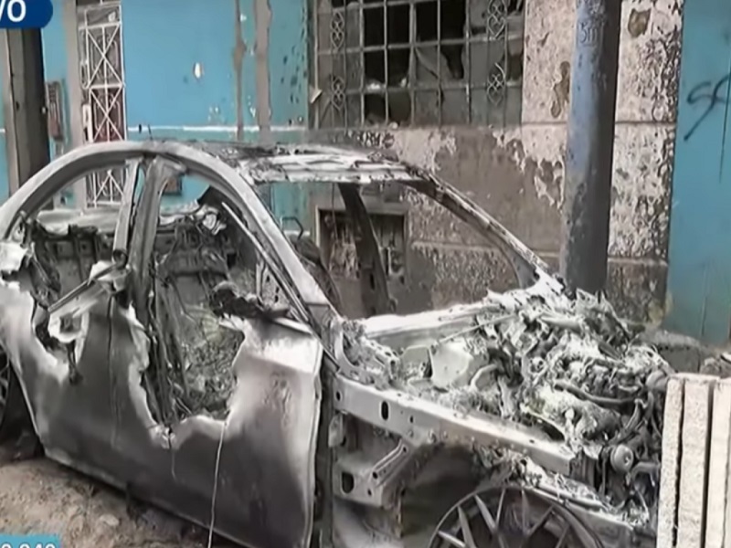 ¡EL GRINCH DEL RÍMAC! Empresaria estaciona su auto para ver a su familia y vecino le prende fuego