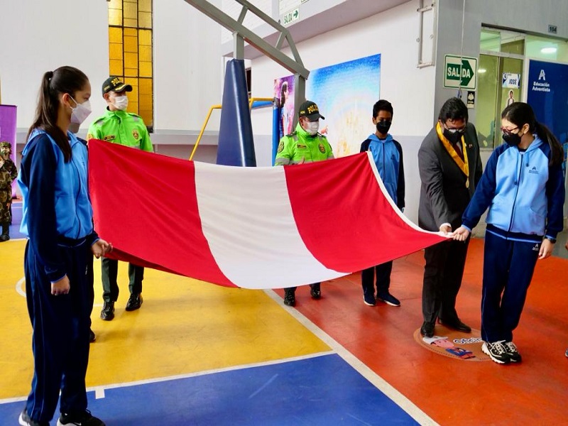 Izamiento de Bandera Nacional será obligatorio cada lunes en todos los colegios