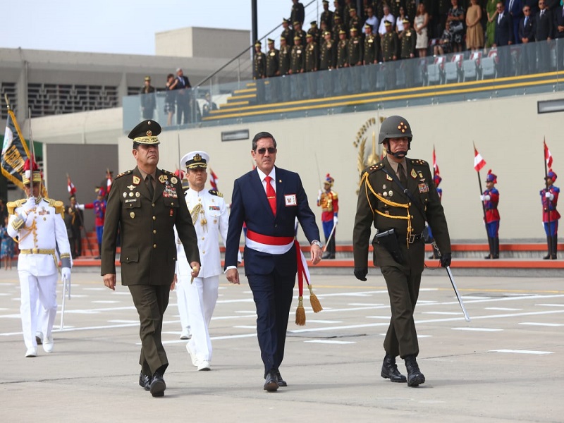 Ministros y altos mandos de las FF. AA. acudieron a Palacio y acompañaron a la presidenta Boluarte en cambio de guardia
