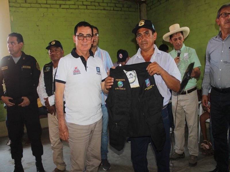 Alcalde Segundo Melendez  entrega 1572 kits de indumentaria a rondas campesinas