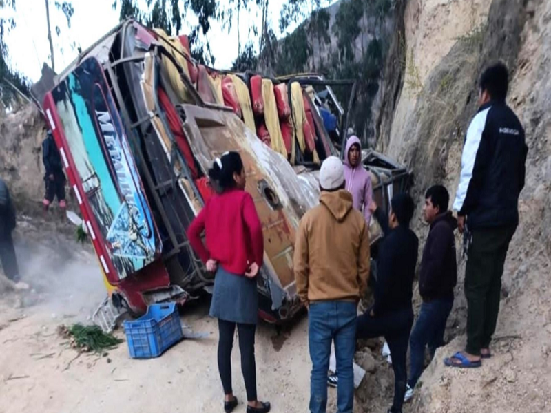 Tragedia en Áncash: Un padre y su menor hijo mueren tras caída de bus a un abismo