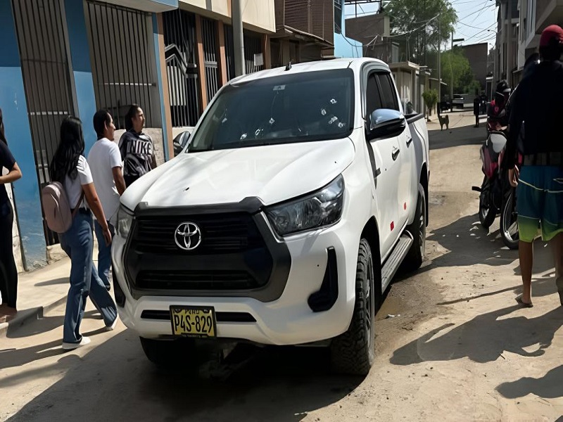 Atentado en Piura: sicarios disparan más de 30 veces contra camioneta del jefe de Diresa y dejan un fallecido