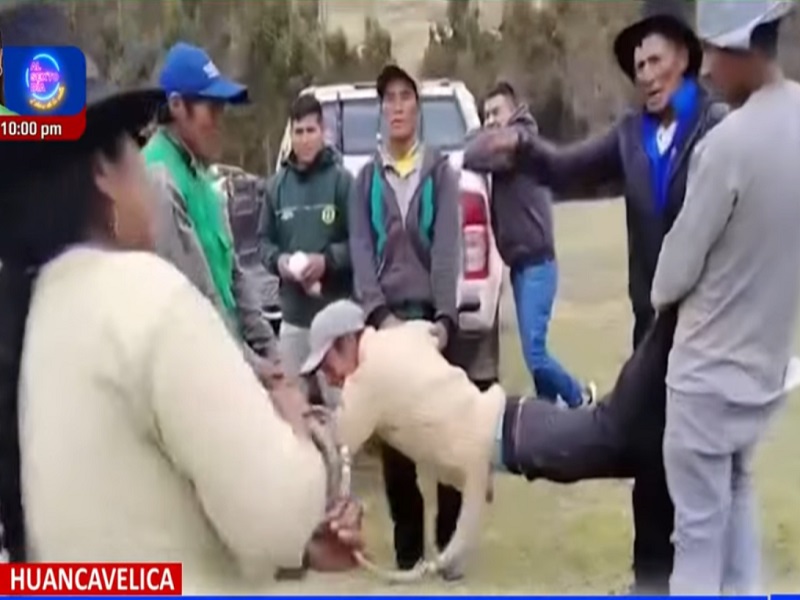 ¡Por mentiroso! Comuneros azotan a regidor por incumplir con entrega de panetones y juguetes en chocolatada