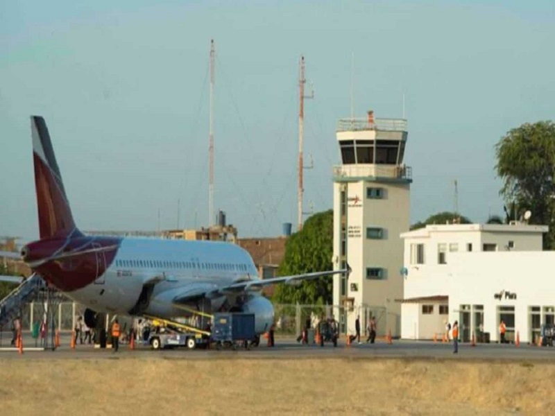 Piura: Lluvia dejó empozada la vía de acceso al aeropuerto