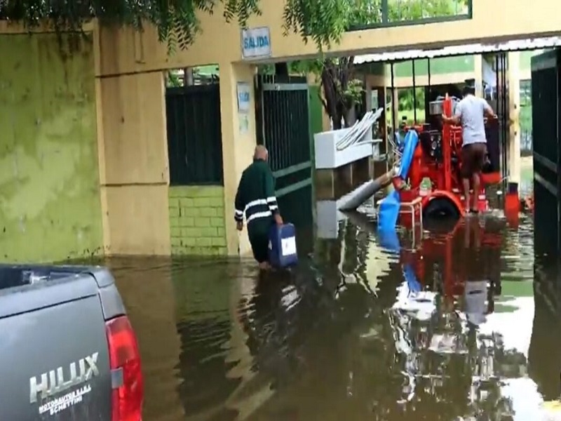 Piura: Calles del distrito de Chulucanas se convierten en ríos tras intensa lluvia 